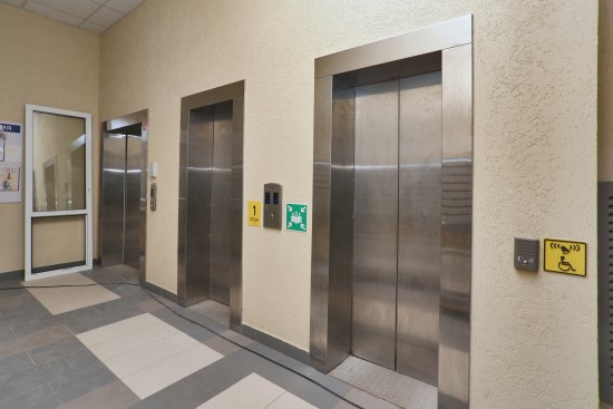 В Обручевском районе построили здание в форме призмы