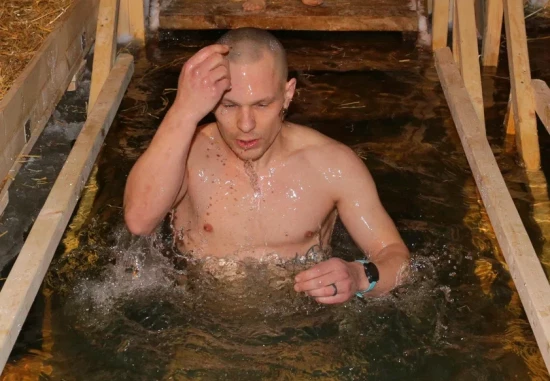 Окунулись в прорубь. Как прошли крещенские купания в Воронцовском парке