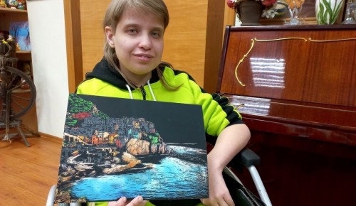 Жителей геронтологического центра «Тропарево» познакомили с техникой создания панно «граттаж»