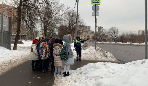 На улицах Юго-Западного округа прошло профилактическое мероприятие «Шагающий автобус»