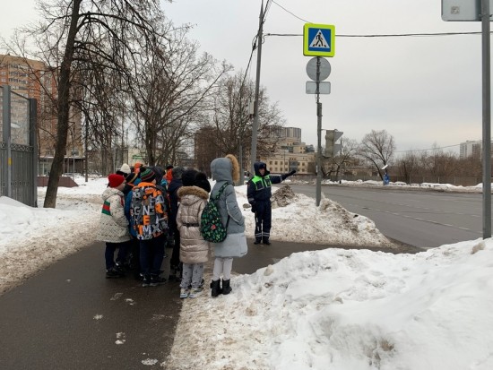 На улицах Юго-Западного округа прошло профилактическое мероприятие «Шагающий автобус»