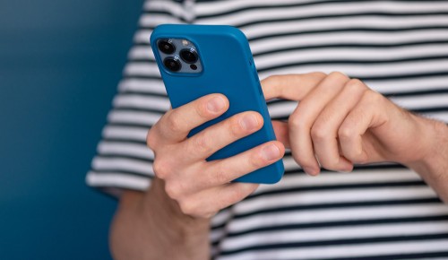 В Академическом районе у прохожего отобрали телефон и бутылку с алкоголем