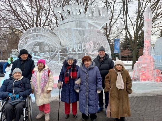 Жители геронтологического центра «Тропарево» побывали на фестивале «Снег и лёд в Москве»