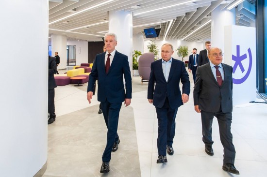 Путин и Собянин открыли первый кластер инновационного центра МГУ в Раменках