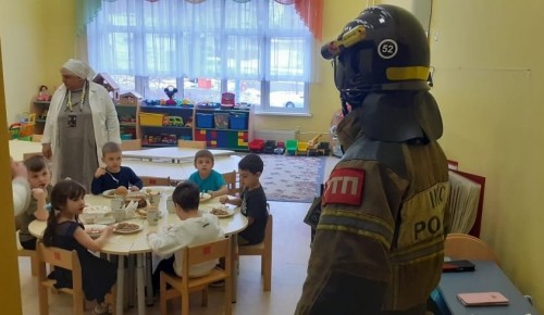 Сотрудники 52 пожарно-спасательной части ПСО ФПС Управления МЧС по ЮЗАО приехали в гости к воспитанникам дошкольного отделения школы №1279