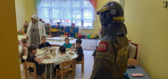 Сотрудники 52 пожарно-спасательной части ПСО ФПС Управления МЧС по ЮЗАО приехали в гости к воспитанникам дошкольного отделения школы №1279