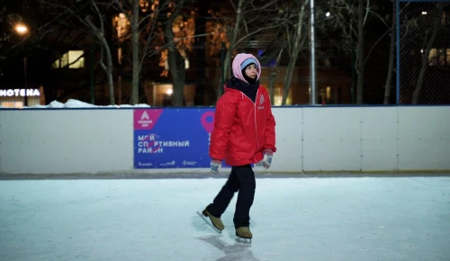 Жителей Ломоносовского района научат кататься на коньках