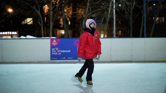 Жителей Ломоносовского района научат кататься на коньках