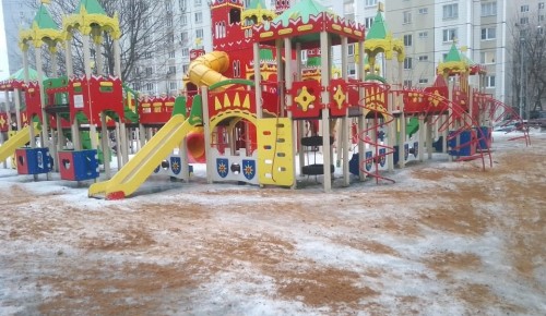 «Жилищник района Черемушки» объяснил, зачем зимой засыпают песком детские площадки