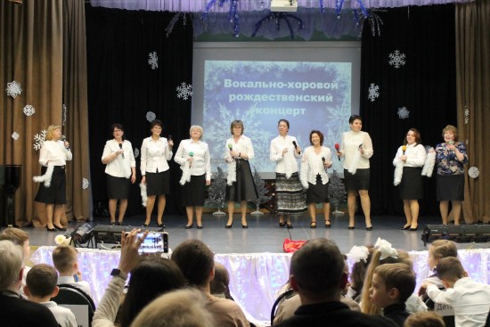 «Долголеты» из Южного Бутова выступили на вокально-хоровом концерте в школе №1492