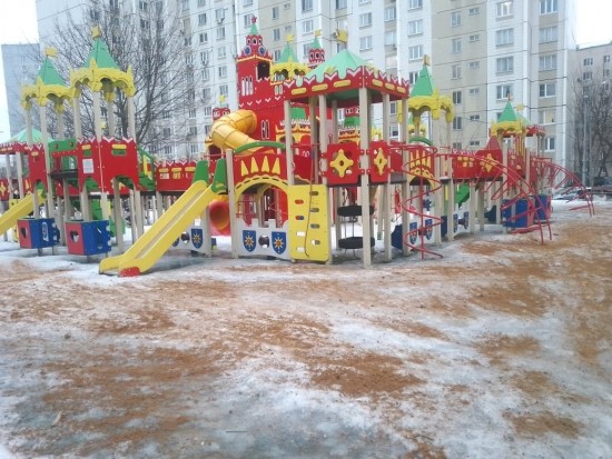 «Жилищник района Черемушки» объяснил, зачем зимой засыпают песком детские площадки