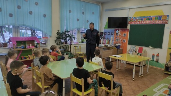 Автоинспекторы Юго-Западного округа Москвы провели для дошкольников урок-игру по ПДД