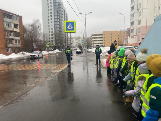 «Шагающий автобус» продолжает курсировать по улицам Юго-Западного округа Москвы