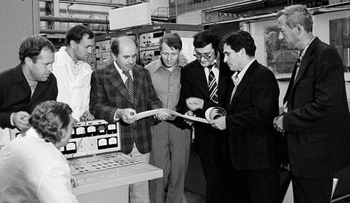 Альбом с фотографиями ученых опубликовал к Дню российской науки столичный Главархив