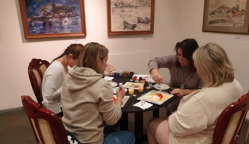 Галерея «Нагорная» проведет 18 февраля мастер-класс по рисованию «Пончики»