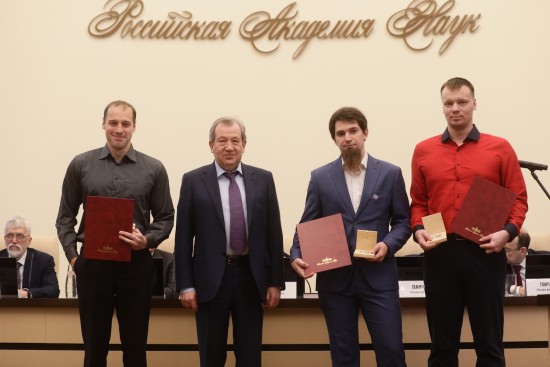Молодые сотрудники института космических исследований получили медали Российской академии наук