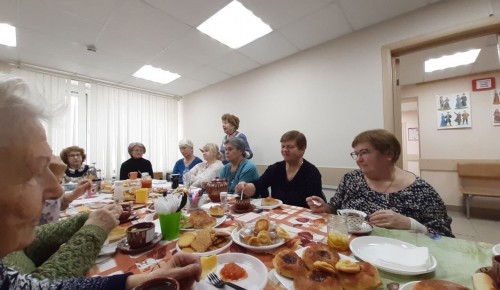 В СДЦ «Юго-Запад» провели для пожилых жителей Котловки занятие «Нам года — не беда!»