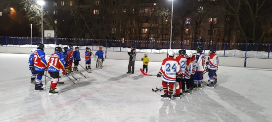 Команда хоккеистов «Ратмира» поучаствовала в товарищеской встрече «Выходи во двор – поиграем»