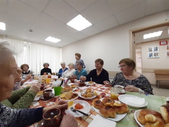 В СДЦ «Юго-Запад» провели для пожилых жителей Котловки занятие «Нам года — не беда!»