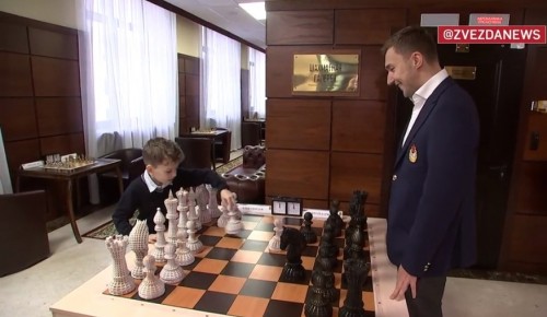 Ученик школы №2086 сыграл в шахматы с гроссмейстером Сергеем Карякиным