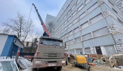 В Ясеневе начался монтаж нового фасада поликлиники № 134