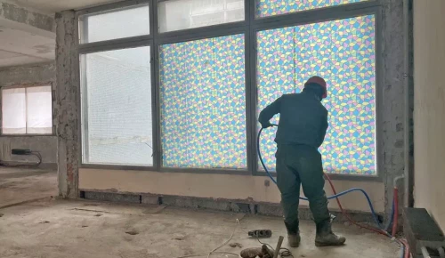 В Ясеневе в поликлинике №134 начали монтировать новый фасад