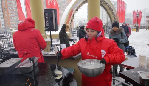 На площадках фестиваля «Московская Масленица» в ЮЗАО научат печь блины