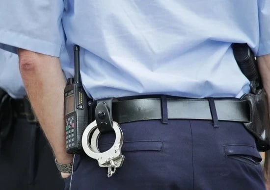 Полицейские из Обручевского района задержали подозреваемого в похищении телефона