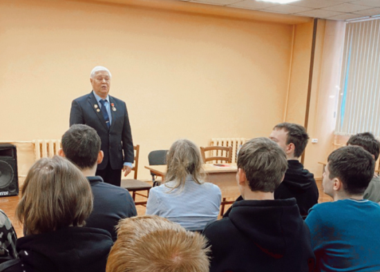 Обучающиеся ОК «Юго-Запад» пообщались с председателем совета ветеранов района «Котловка»