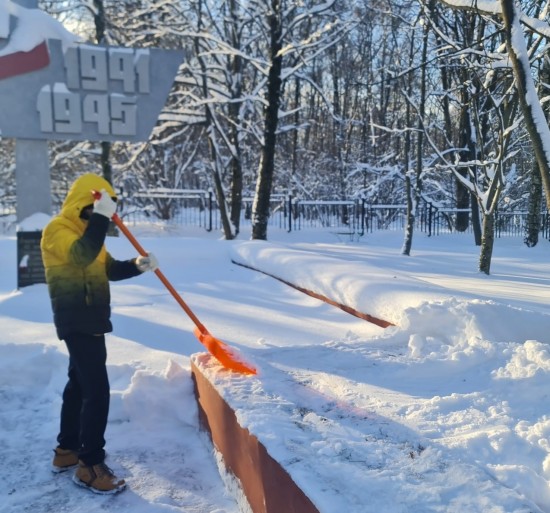 Школа №1507 присоединилась к городской мемориально-патронатной акции по уходу за обелисками и памятниками