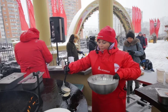 На площадках фестиваля «Московская Масленица» в ЮЗАО научат печь блины