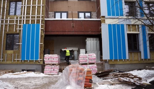 В Теплом Стане начался монтаж нового фасада взросло-детской поликлиники