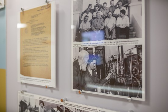 Во флагманском офисе «Мои документы» в Ясеневе открылась выставка «Идеи, изменившие мир»
