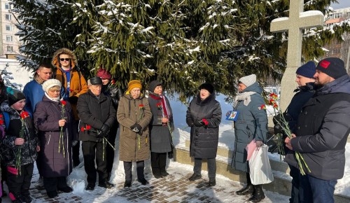 У Мемориального Креста в Конькове провели торжественный митинг, посвященный Дню защитника Отечества