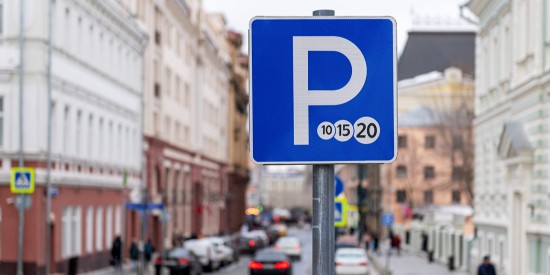 Жители Ломоносовского района на праздниках смогут бесплатно парковаться на всех улицах Москвы
