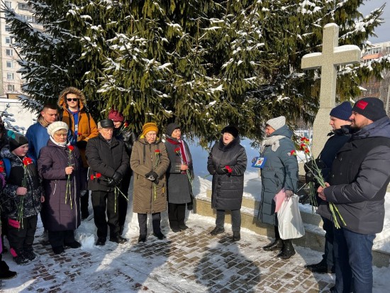 У Мемориального Креста в Конькове провели торжественный митинг, посвященный Дню защитника Отечества