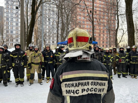 В Москве прошли практические занятия по вскрытию дверей при помощи различного ручного инструмента