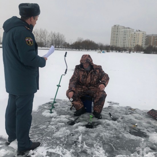 Сотрудники МЧС напоминают гражданам о необходимости соблюдать правила безопасности при нахождении на льду