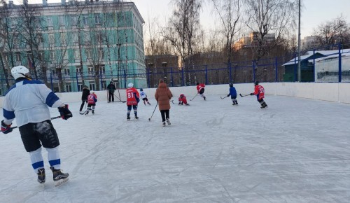 Спортсмены «Ориона» сыграли в матч по хоккею среди дворовых команд Академического района