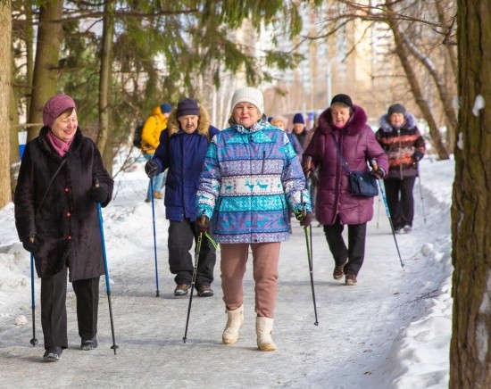 Долголетов из Конькова приглашают присоединиться к занятиям скандинавской ходьбой от Мосприроды