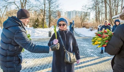 В Воронцовском парке 8 марта женщинам подарят цветы