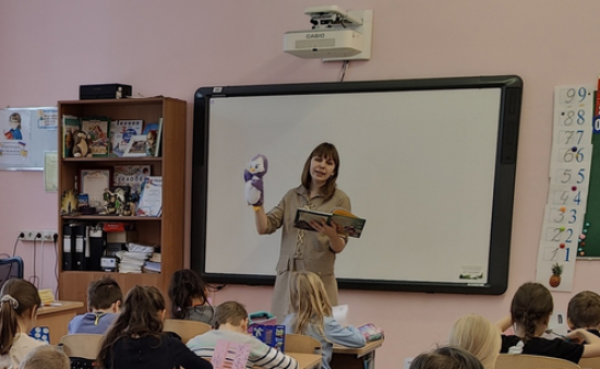 Воспитанников школы №1205 посетила детская писательница Анастасия Хачатурова