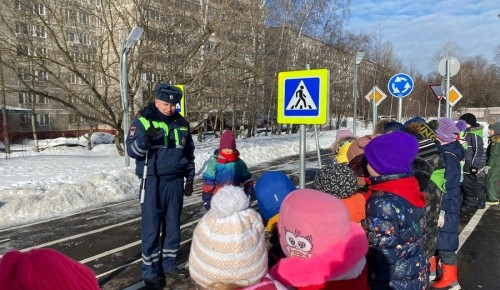 Сотрудники Госавтоинспекции ЮЗАО Москвы проводят для детей обучающие занятия в автогородке