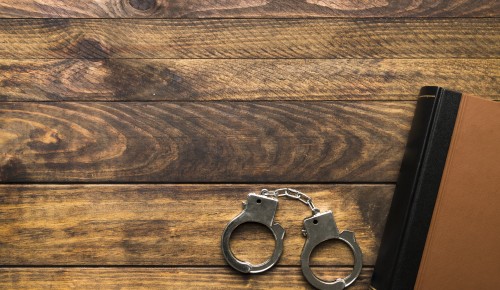 Двое мужчин задержаны за кражу алкоголя в Ломоносовском районе