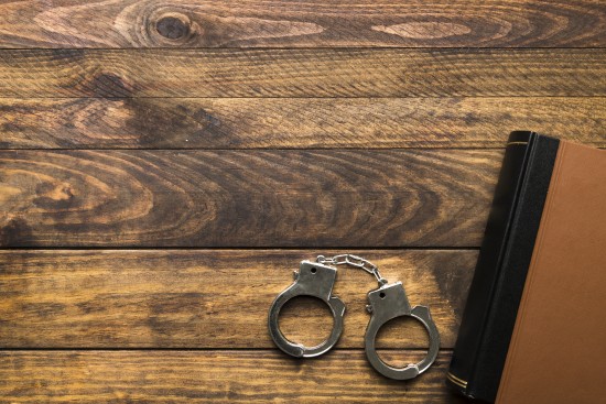 Двое мужчин задержаны за кражу алкоголя в Ломоносовском районе