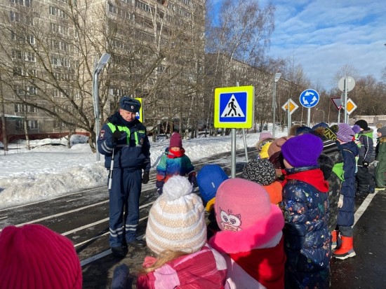 Сотрудники Госавтоинспекции ЮЗАО Москвы проводят для детей обучающие занятия в автогородке