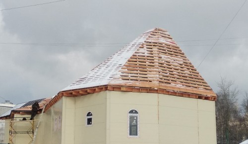 В Конькове завершается строительство временного храма