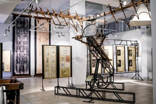 В галерее «Беляево» ведется подготовка к открытию выставки «Театр Леонардо да Винчи»