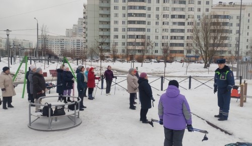 В Москве сотрудники Госавтоинспекции ЮЗАО проводят профилактические мероприятия с пожилыми людьми