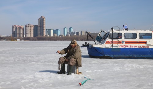 Весенний лед. Сотрудники МЧС предостерегли москвичей выходить на поверхность водоемов